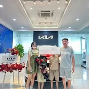 Kia Bắc Ninh - Khách hàng nhận xe sau khi hoàn tất thủ tục.