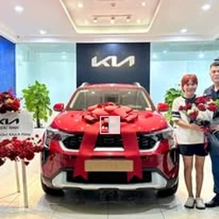 Kia Bắc Ninh - Khách hàng nhận xe sau khi hoàn tất thủ tục.
