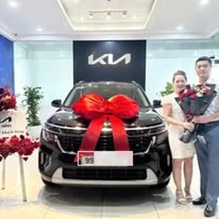 Kia Bắc Ninh - Hoạt động hỗ trợ khách chọn xe tại Yên Phong.