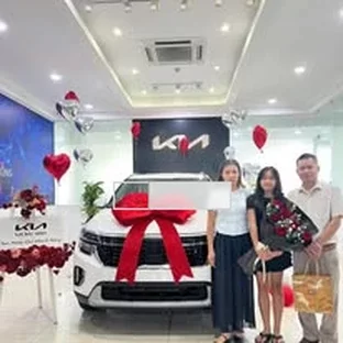 Kia Bắc Ninh - Hỗ trợ khách kiểm tra xe trước khi nhận.