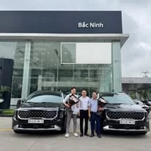 Kia Bắc Ninh - Hỗ trợ khách kiểm tra xe trước khi nhận.